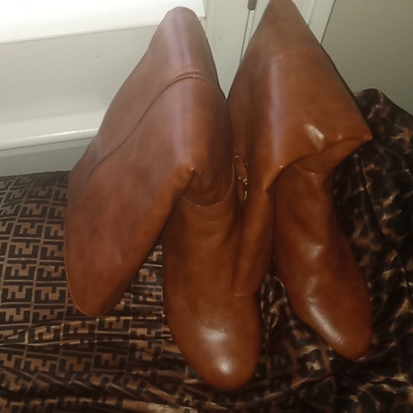 Women Boots worn once - Picture 2 of 4